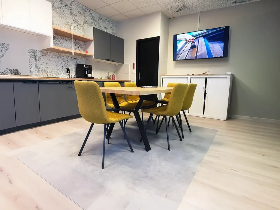 Espace de vie moderne combinant cuisine ouverte et salle à manger