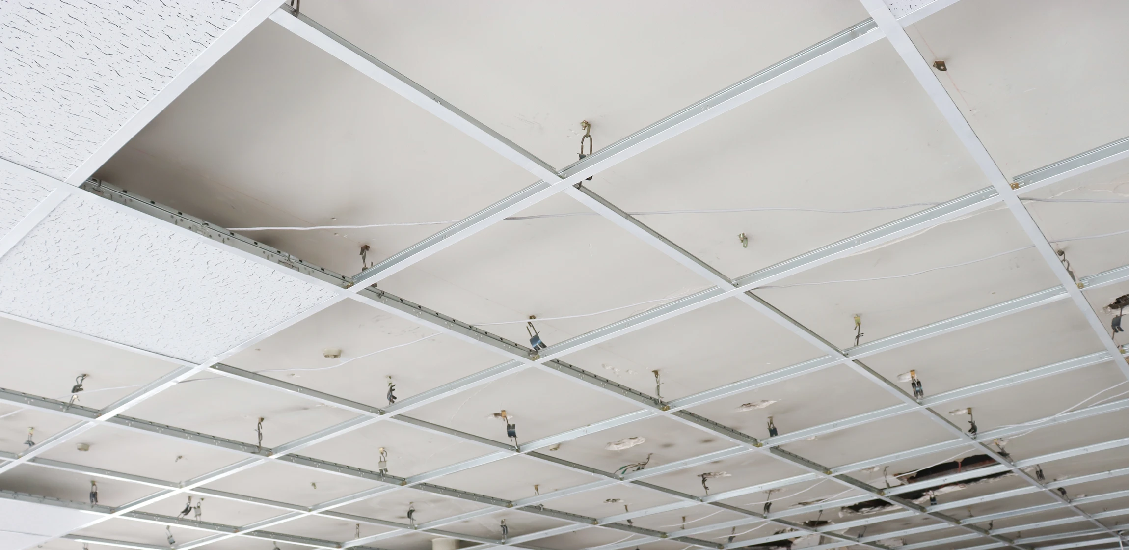 Intérieur commercial moderne avec plafond suspendu à caissons noirs et luminaires LED encastrés disposés en rangées régulières