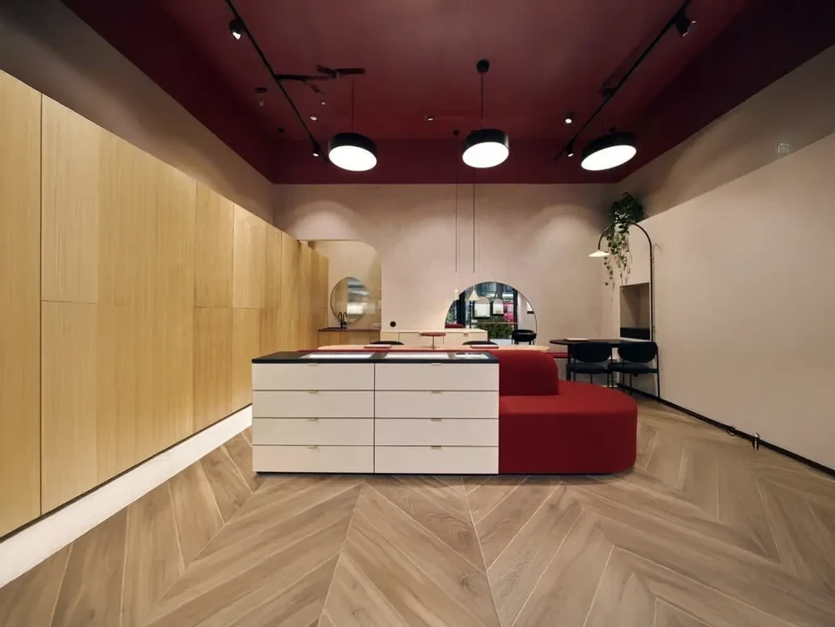 Intérieur en cours de rénovation avec murs en plâtre blanc partiellement finis