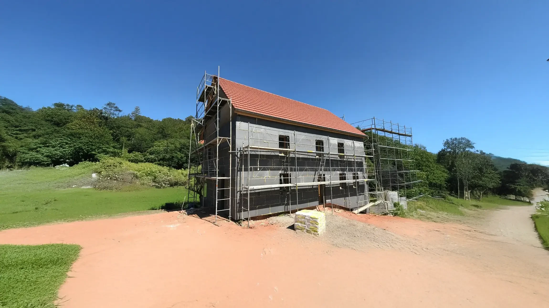 Int&eacute;rieur d'appartement en cours de r&eacute;novation avec plafond en b&eacute;ton brut apparent, murs partiellement d&eacute;molis exposant la structure