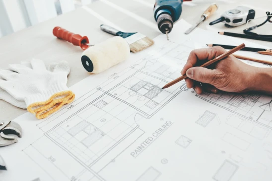 Professionnel en costume travaillant &agrave; un bureau avec tablette et documents financiers