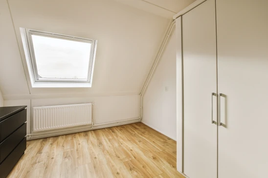 Chantier de construction int&eacute;rieure en cours, pi&egrave;ce avec cloisons s&egrave;ches non finies