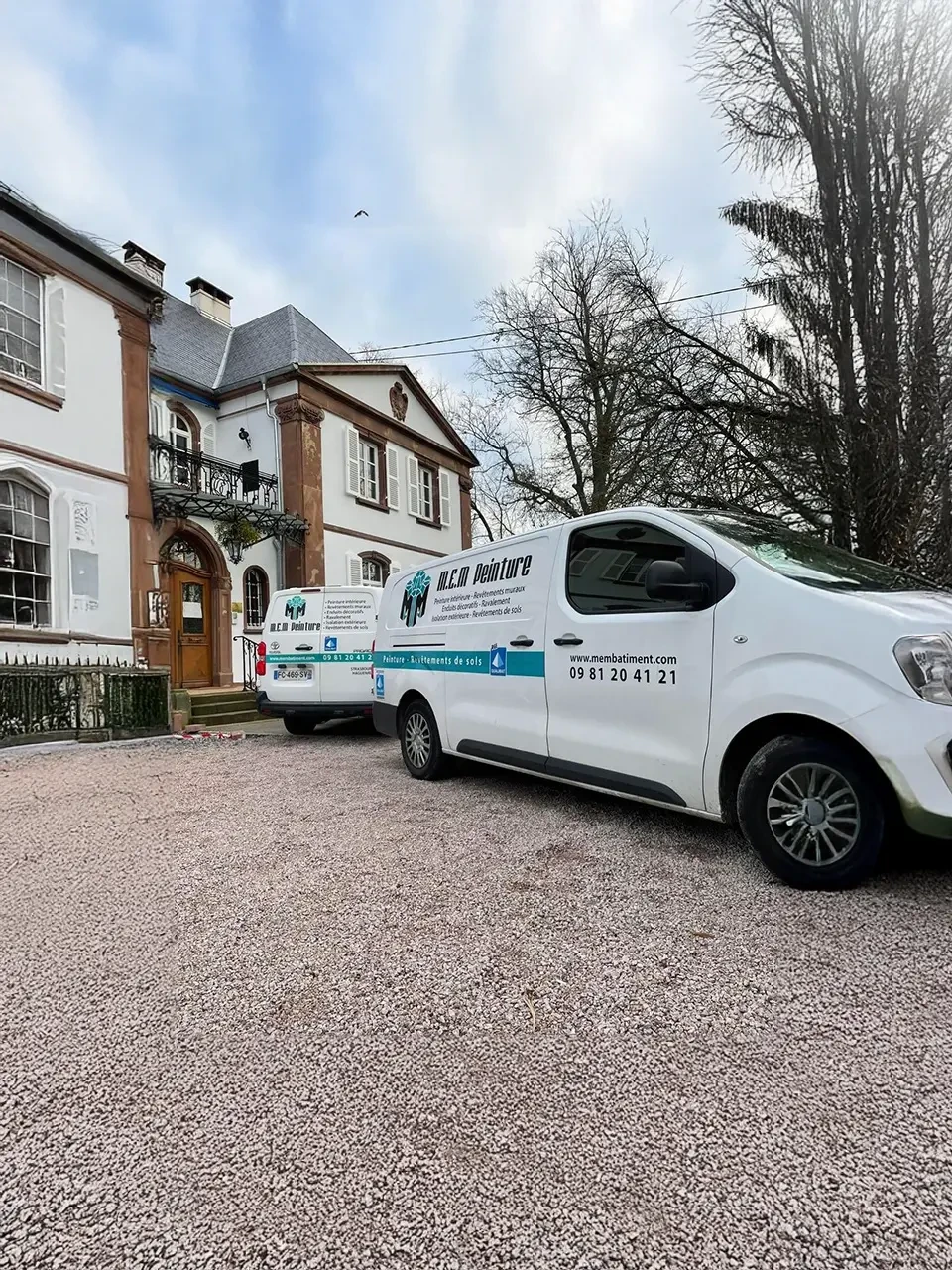 Deux professionnels collaborent sur un projet de design dans un atelier