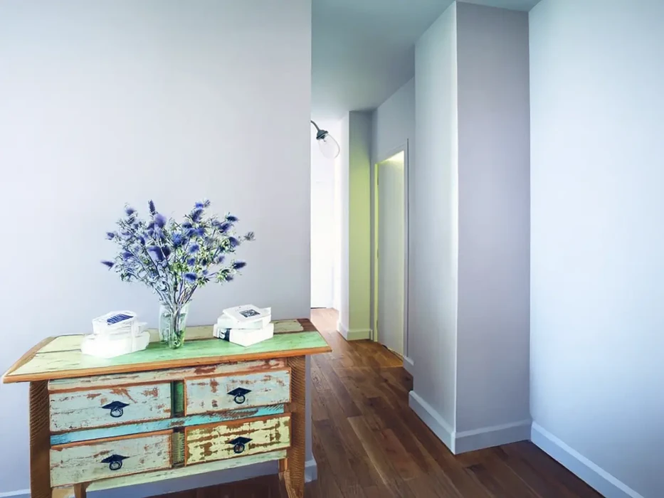 Intérieur moderne avec mur texturé rose corail en relief et mur beige lisse