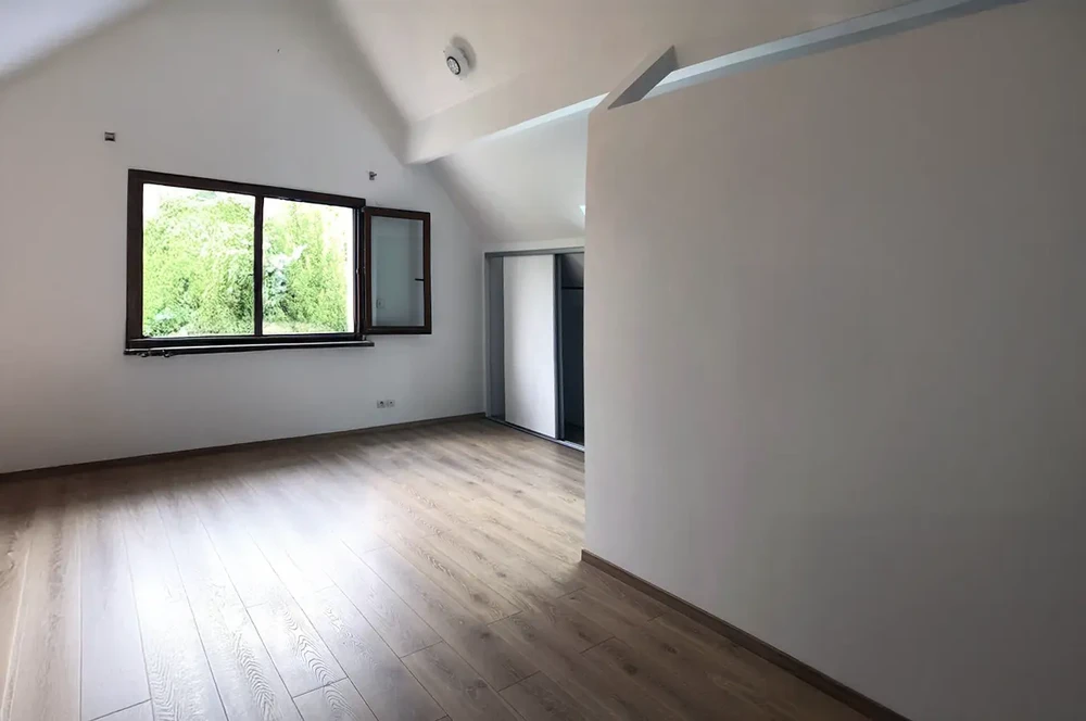 Escalier intérieur moderne en cours de finition avec marches blanches polies et contremarches grises